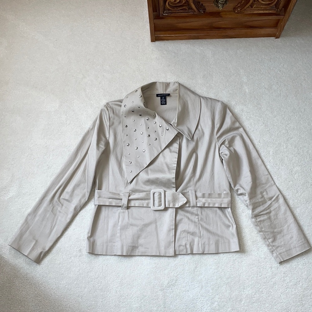 Chic cropped Trench Coat with Metal Stud detailing on Collar